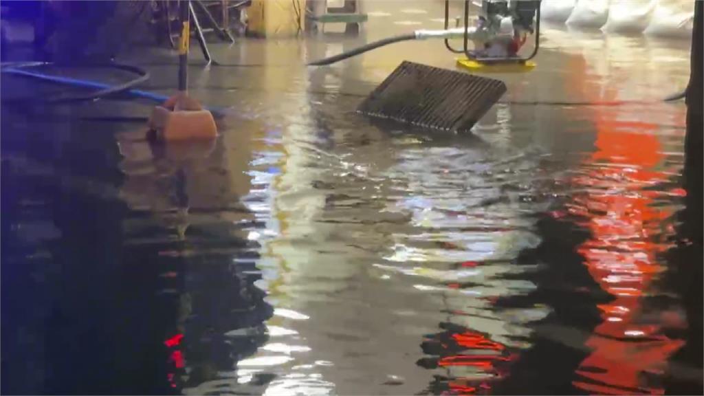 基隆逢大潮「海水倒灌」！ 愛四路積水直逼小腿肚