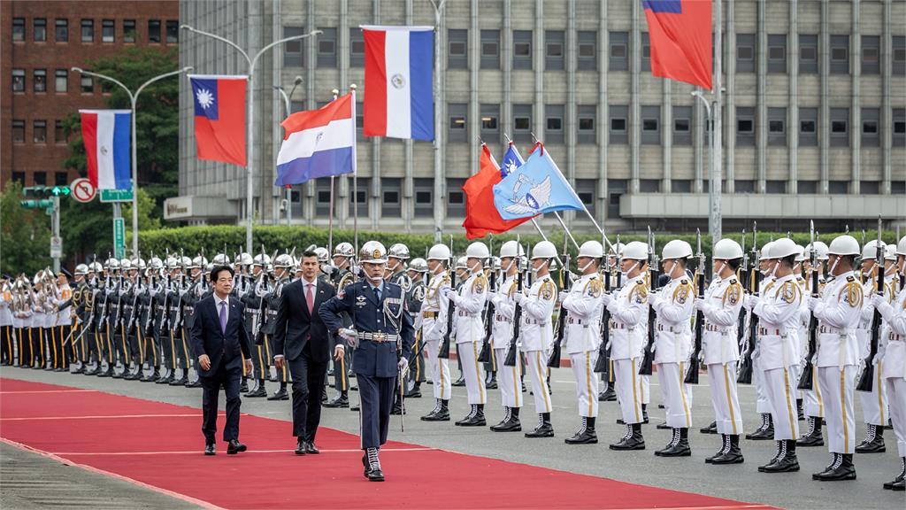 巴拉圭總統貝尼亞率團訪台 賴總統軍禮歡迎