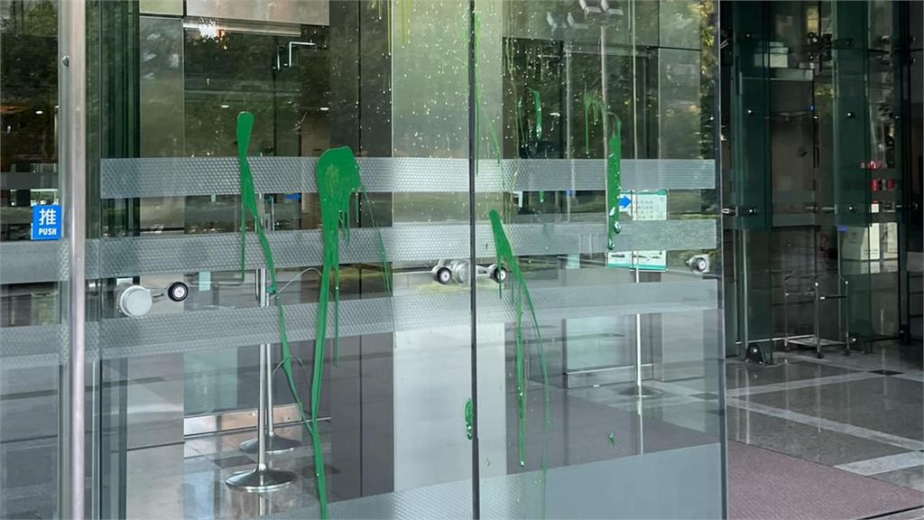 NCC辦公大樓遭潑灑綠色油漆。圖／翻攝自Facebook@楊植斗