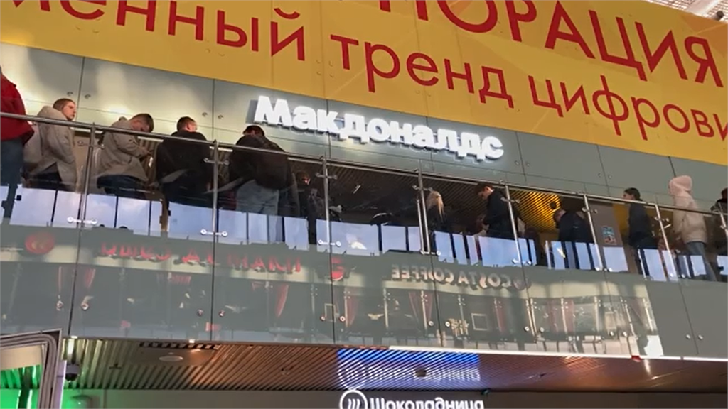 莫斯科一處商場內碩果僅存的麥當勞。圖／翻攝自AP Direct
