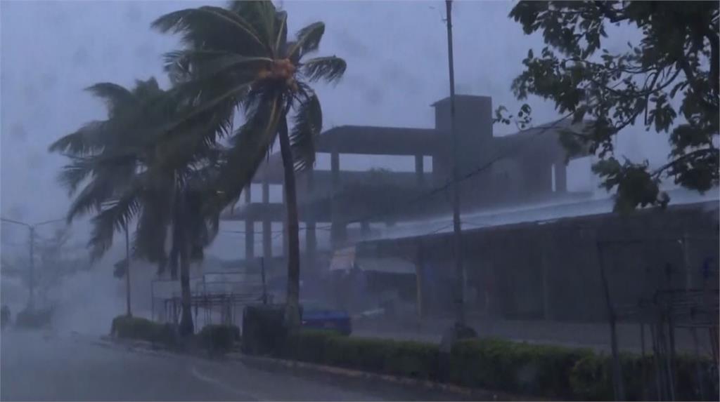 超級颱風雷伊登陸菲律賓。圖／翻攝自AP Direct