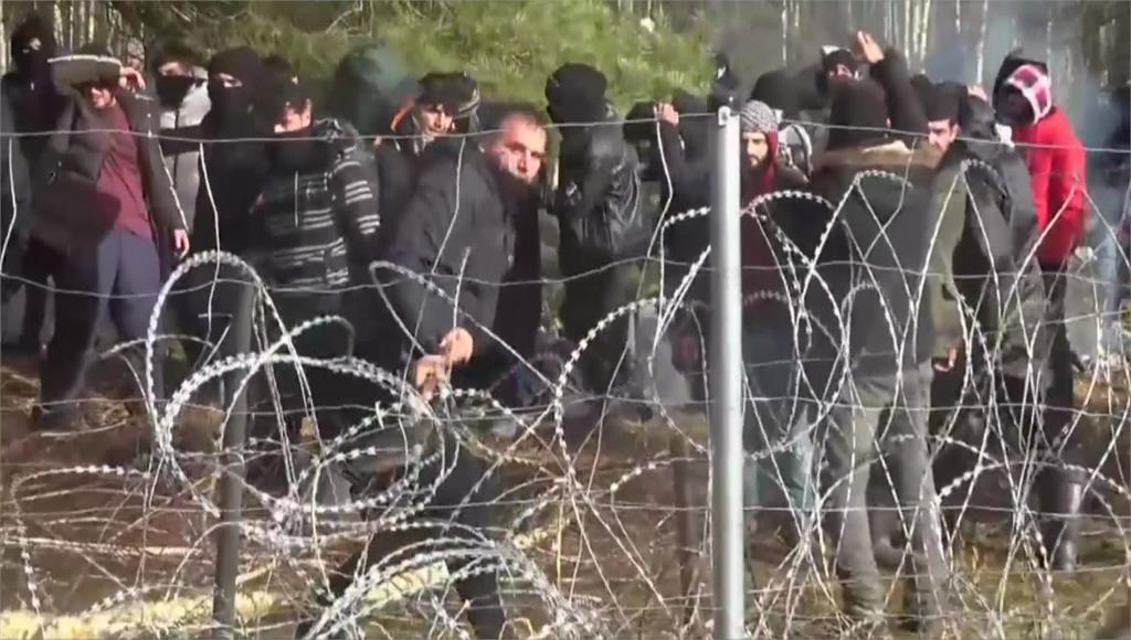 東歐難民問題難解，波蘭邊界爆發衝突。圖／翻攝自AP Direct