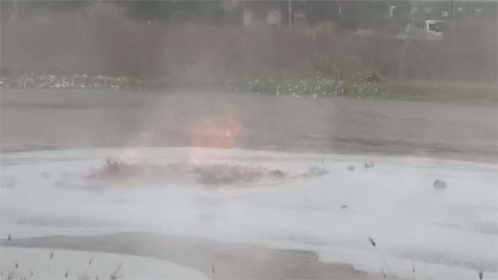 屏東萬丹泥火山二度噴發 農民搶救農作物、人工築堤