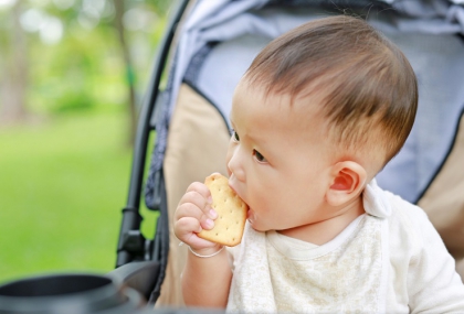 國健署建議，寶寶滿6個月大時，就可以添加副食品。圖：常春月刊