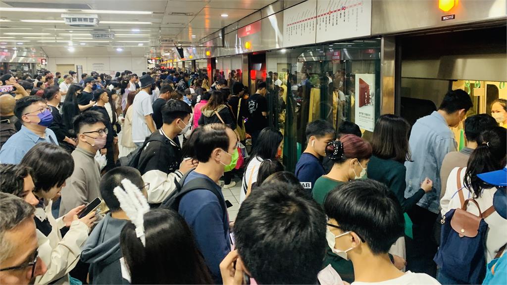 通勤族崩潰！高捷橘線列車故障乘客下車　08：17狀況排除