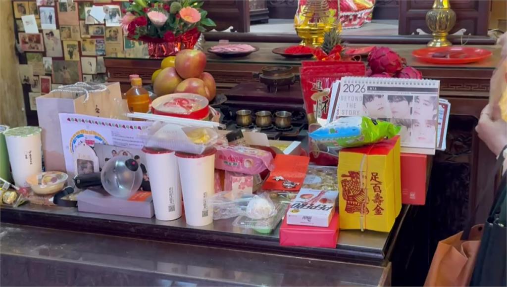 搶票出奇招！迷妹月老廟求見「老公」 供品還附偶像周邊+座位圖