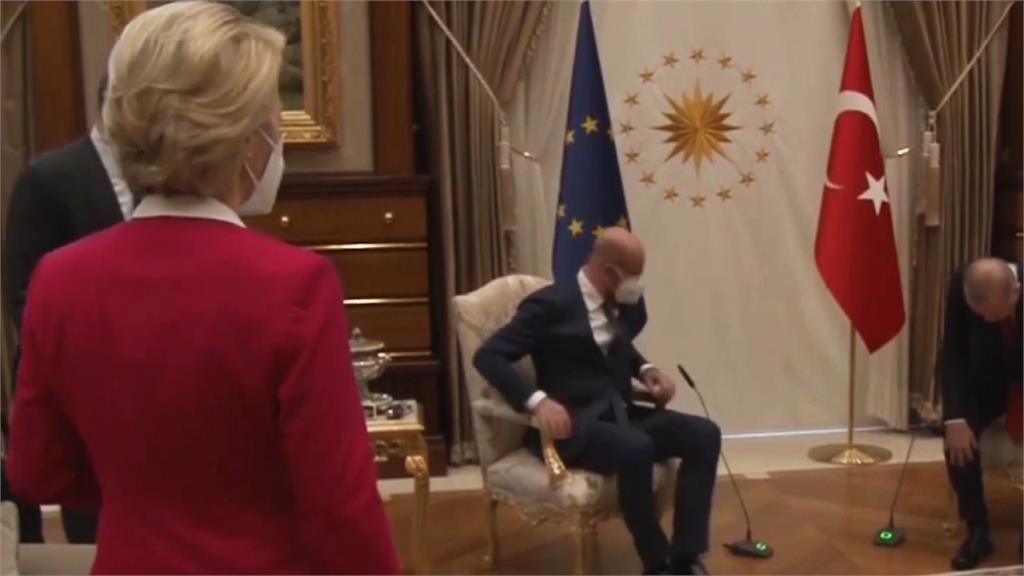 歐盟執委會女主席范德賴恩（圖左），會見土國總統艾爾段（圖右）時，被晾在一旁，當場傻眼。圖／翻攝自AP Direct