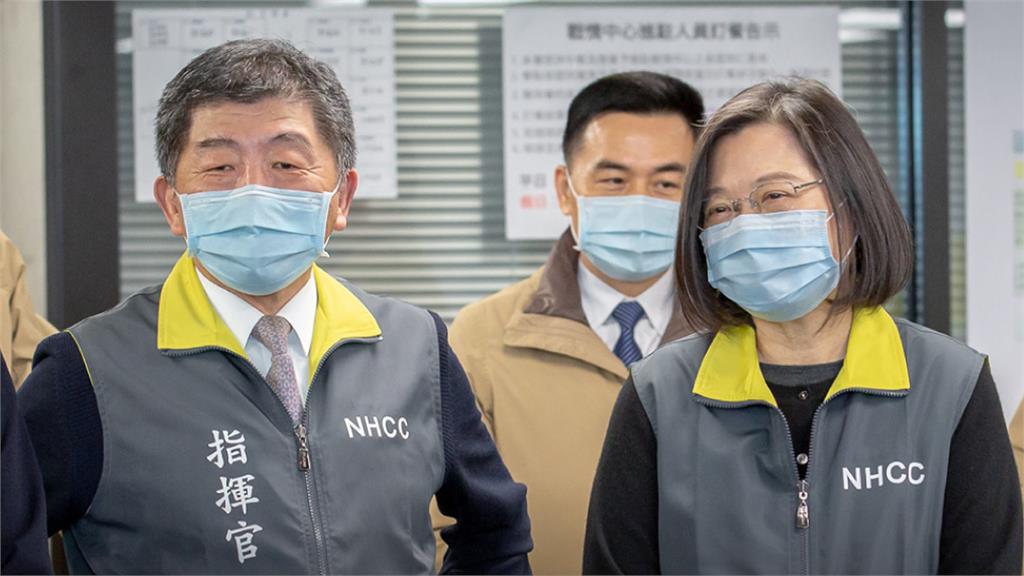 總統蔡英文（右）、中央流行疫情指揮中心指揮官陳時中（左）。圖：翻攝自蔡英文臉書