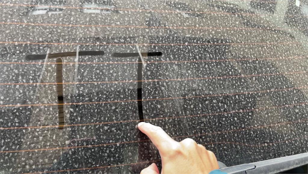 沙塵暴隨冷氣團襲台，加上降雨讓車子蒙上一層灰。圖：台視新聞