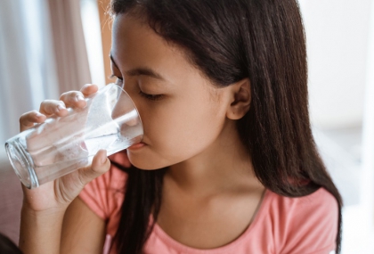 喝水不足的5大警訊：當身體提醒你該補水了！