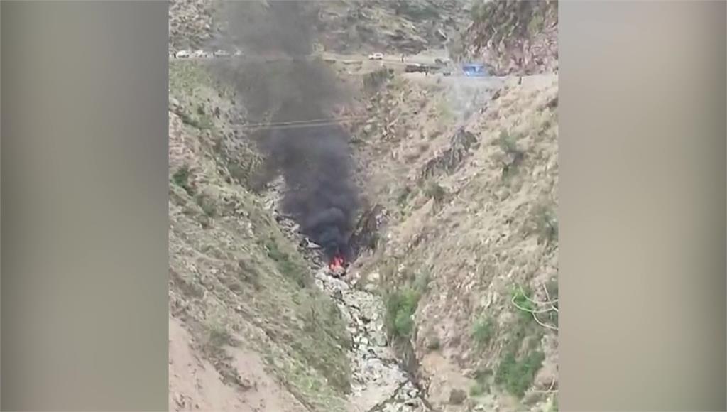 中國車隊遇襲，遭載炸彈貨車衝撞引爆，汽車在山谷裡起火燃燒，冒出濃濃黑煙。圖／美聯社、路透社