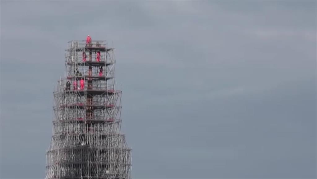 巴黎聖母院96米高尖塔進行修復，預計耶誕節前完成。圖／美聯社、路透社