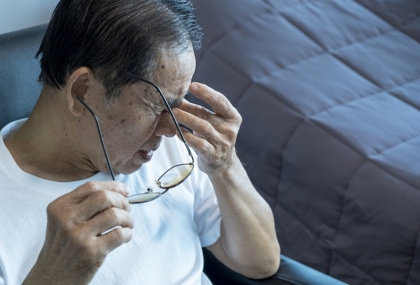 飛蚊變多、看到閃電要小心！醫警告：恐是視網膜剝離前兆