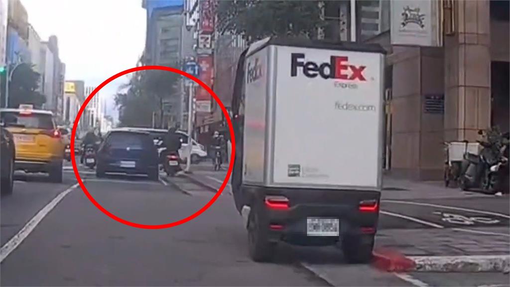 三立採訪車暴衝撞銀行釀10傷 驚悚畫面曝光