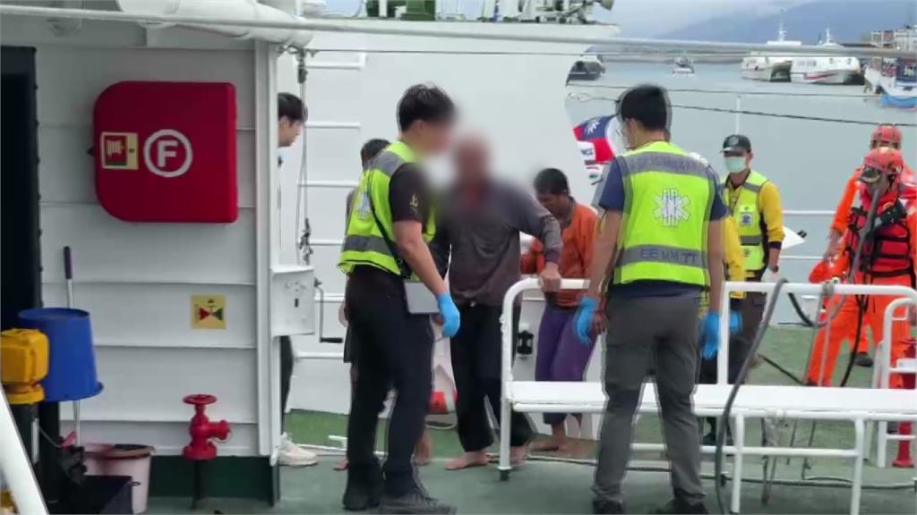 台東外海漁船疑不敵風浪翻覆 船上3人驚險獲救