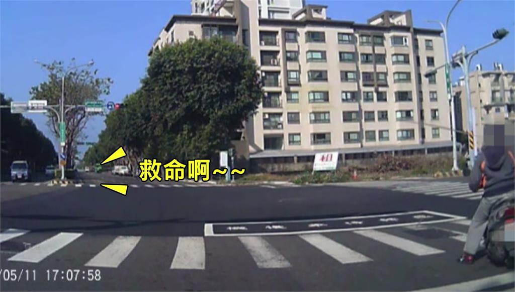 台南街頭一輛車輛乘客在車內大喊救命，驚動警方出動圍捕。圖／台視新聞