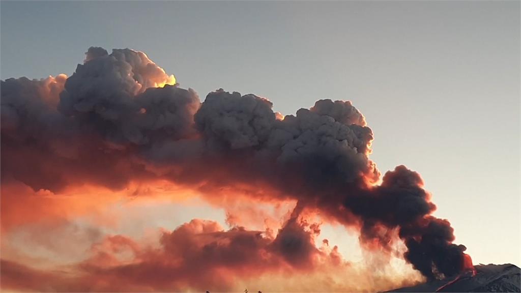 義大利西西里島埃特納火山，當地時間16日下午爆發，大量橘色濃煙直衝天際。圖：翻攝AP Direct