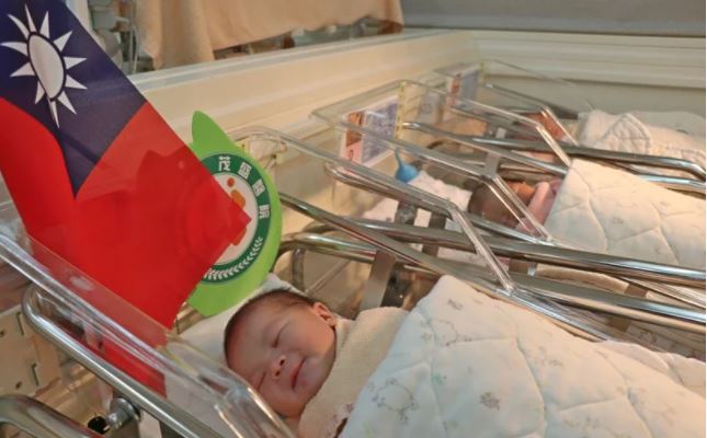 台中茂盛醫院在嬰兒車上插國旗，慶祝元旦寶寶來臨。圖：茂盛醫院提供