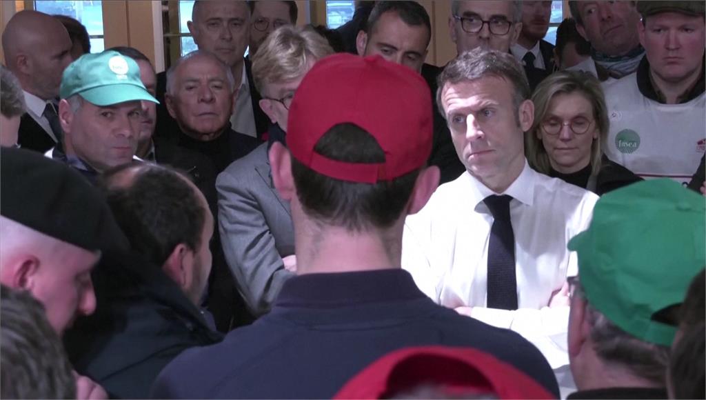 法國總統馬克宏與農民示威者對談。圖／路透社