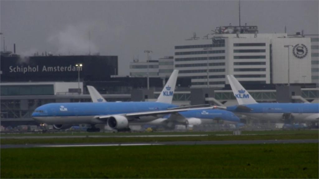 荷蘭國家公共衛生及環境研究院指出，南非飛抵荷蘭班機上的旅客，幾乎確定有人感染Omicron。圖／翻攝自AP Direct