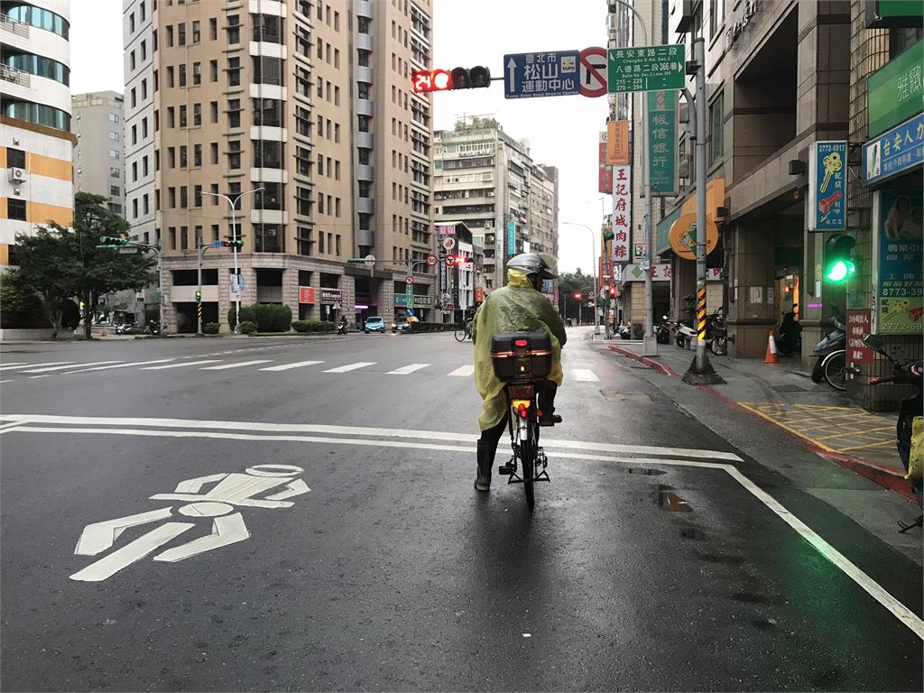 清晨桃園以北有局部雨，白天北東有雨，西半部多雲到晴。圖：胡立夫 攝