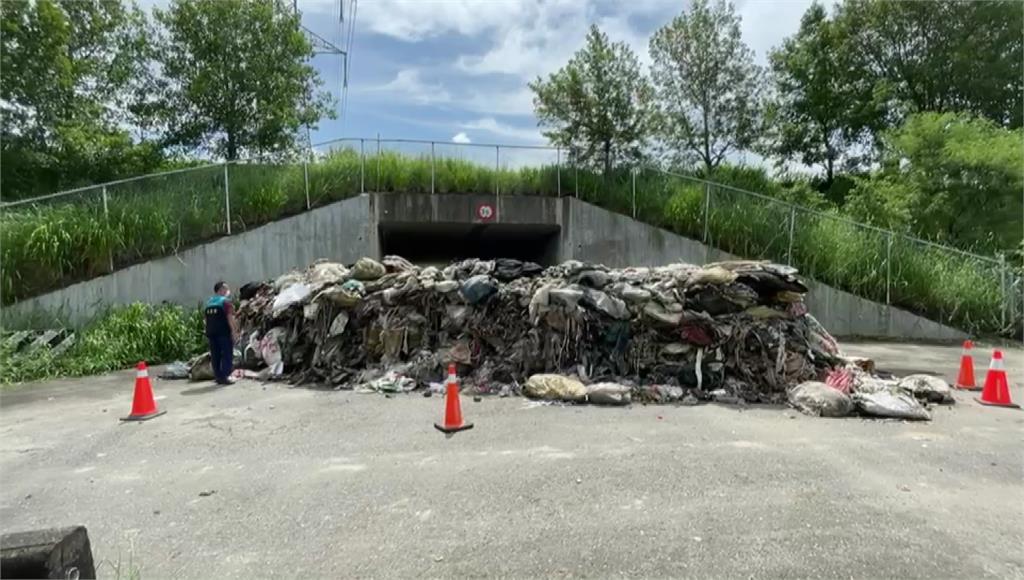 民眾把馬路邊當成垃圾場，亂倒建築廢棄物。圖／台視新聞