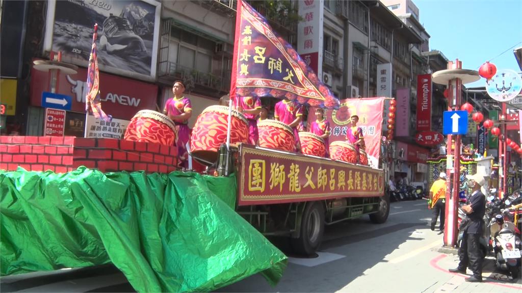 基隆中元「迎斗燈」 花車陣頭遊街鑼鼓喧天