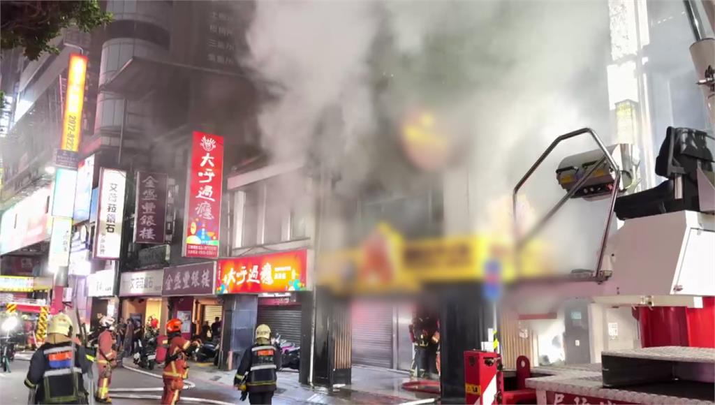 三重燒肉店大火 9人一度受困跳樓逃生