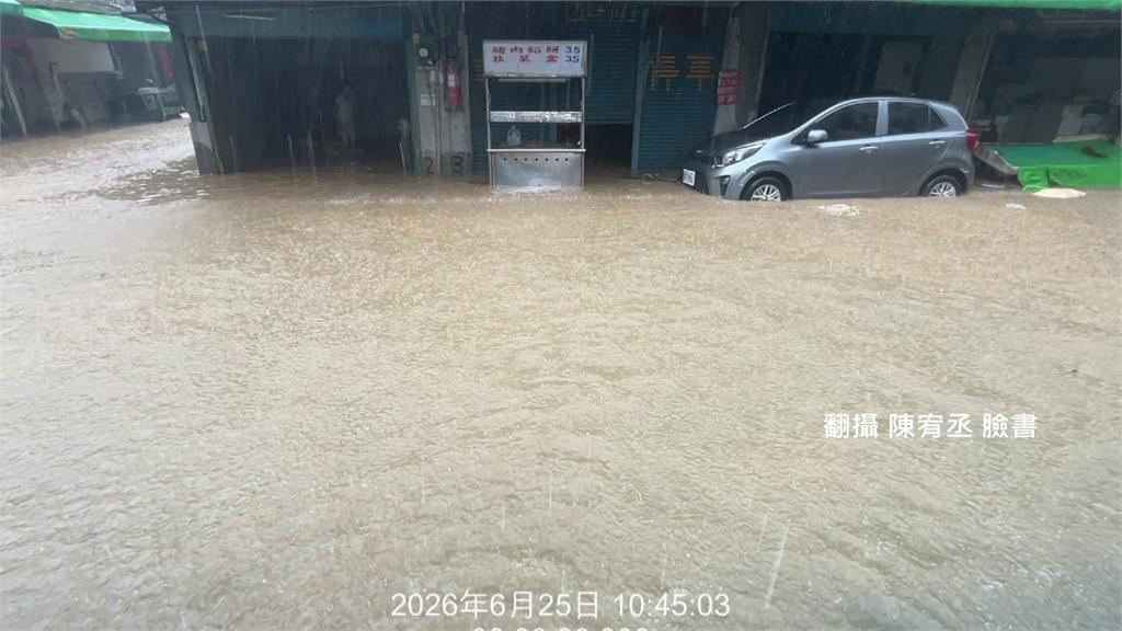 台北內湖暴雨水淹半顆輪胎高 「道路變黃河」多車慘泡水