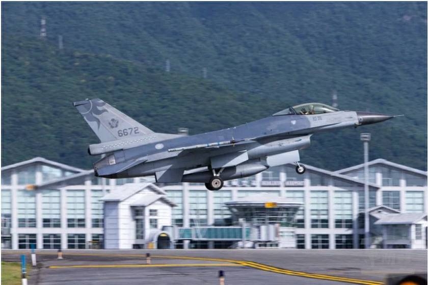 空軍一架F-16A型單座戰機在花蓮執行夜航訓練，卻驚傳失聯。圖：台視新聞（資料照）