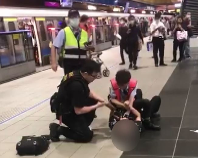 鄭姓女子捷運站傷人，警方到場後進行壓制。圖：YouTube／nick pan