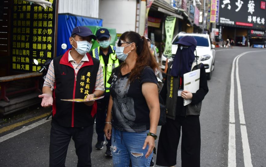 暑假期間國旅正夯，屏東縣府出面稽查，業者及遊客是否有確實配帶口罩，並要求業者改善標價不明等問題。圖：台視新聞