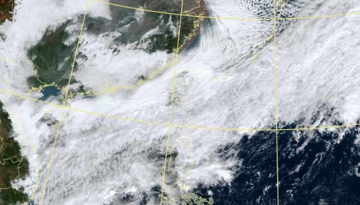 衛星雲圖顯示台灣白茫茫一片。圖／中央氣象署提供