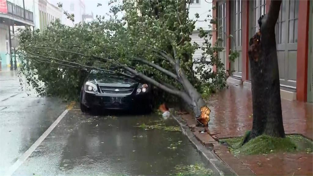 颶風艾達威力強大，把樹木吹斷，還壓到一旁的汽車。圖／翻攝自AP Direct