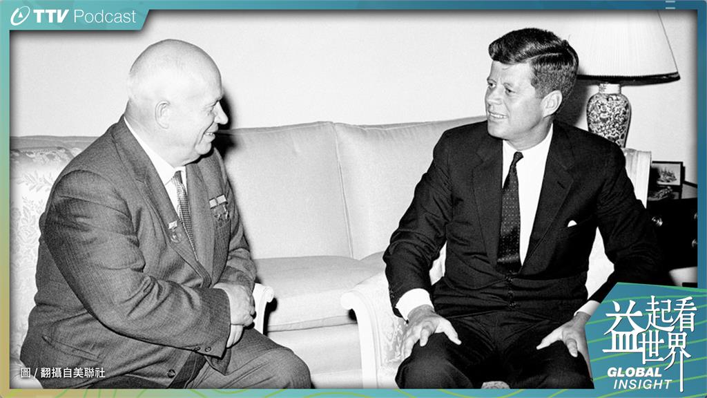 前蘇聯領導人赫魯雪夫(左)，與前美國總統甘迺迪(右)。圖：翻攝自美聯社