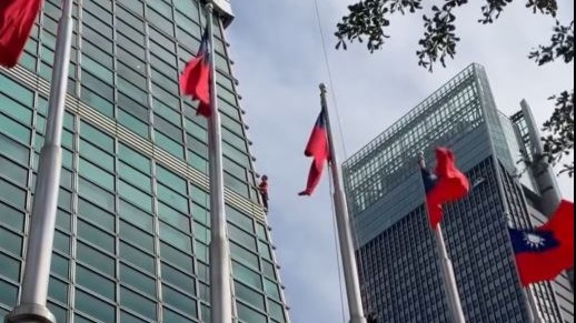 賈永婕公布霍諾德穿紅衣爬101原因 製作人還擔心「被解讀政治立場」