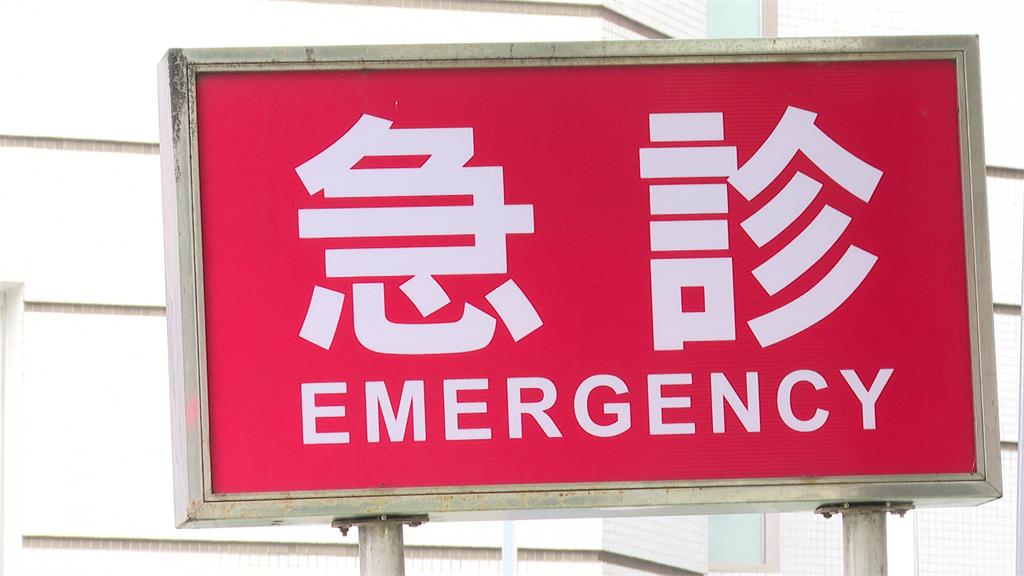 台北榮總一名住院醫師在表演時突然昏倒，同仁緊急將他送回醫院。示意圖／台視新聞