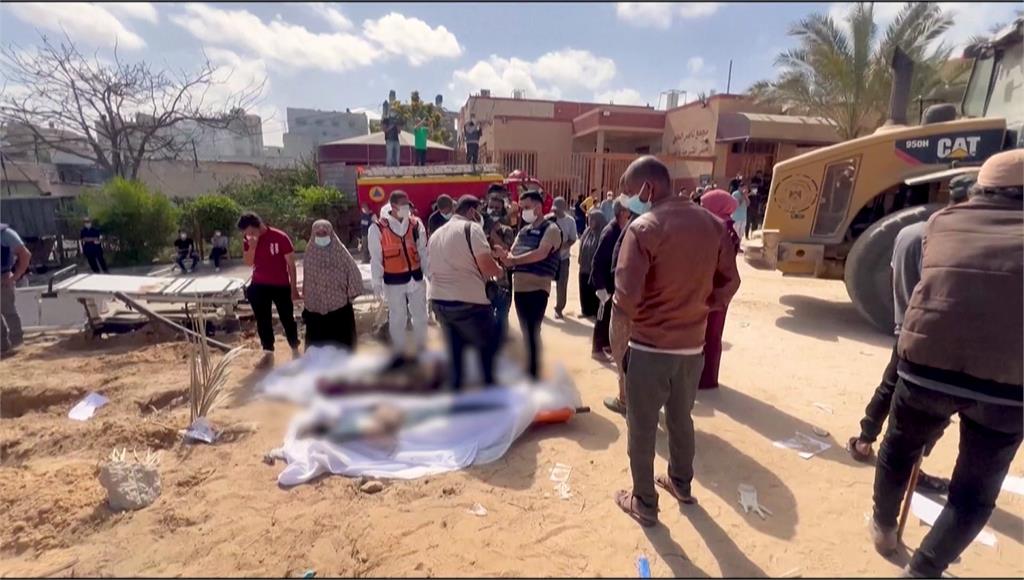 加薩民防部門在南加薩醫院附近發現一座亂葬崗。圖／路透社、美聯社、CNN