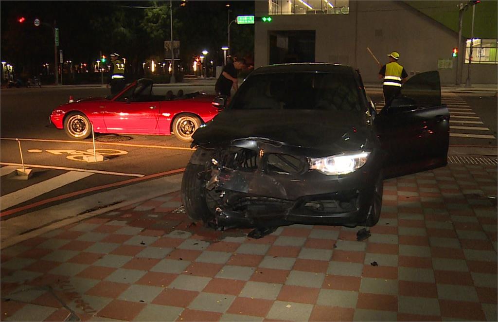撞擊力道太大，黑色的BMW車頭幾乎全毀。圖：台視新聞