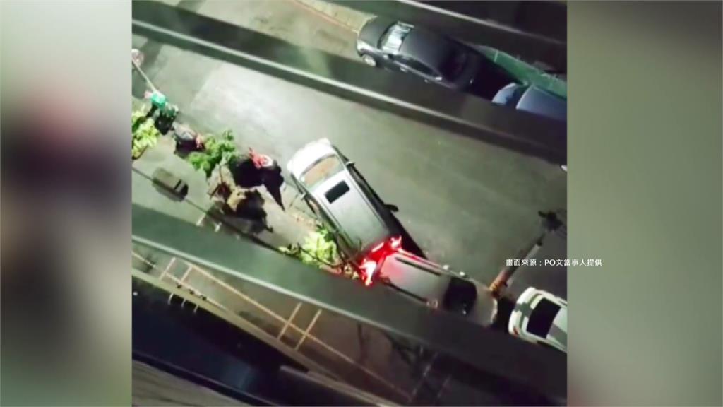 高雄小港區有車主不滿車位遭占，竟連續5次倒車衝撞，過程被民眾拍下PO網。圖／PO文當事人提供