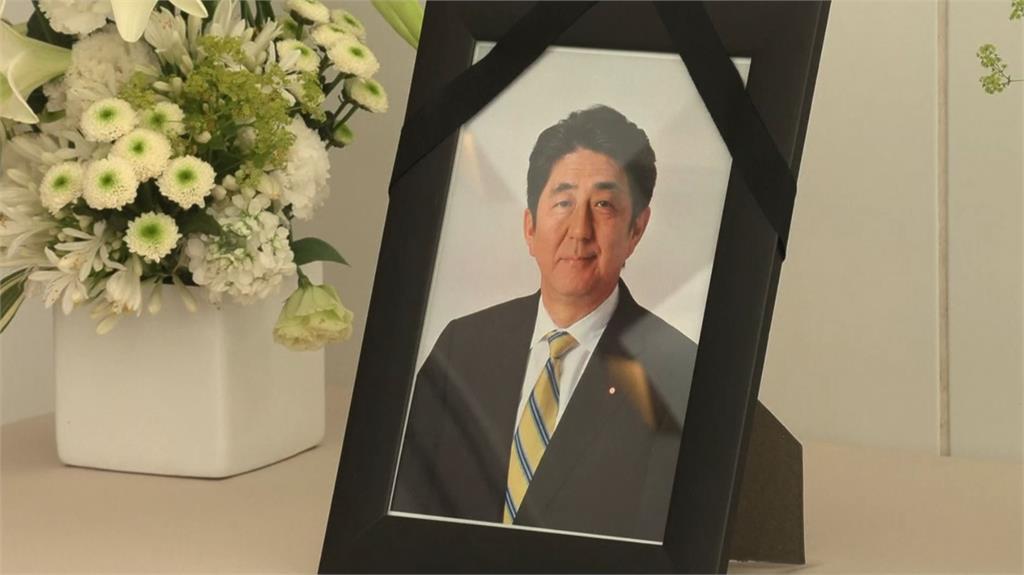今天是日本前首相安倍晉三的告別式，日本各地設置獻花台，供民眾悼念。圖／美聯社、路透社