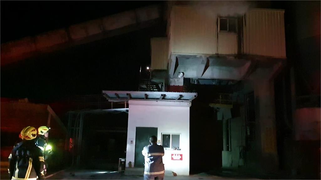 花蓮亞洲水泥預拌廠在22日晚間火警。圖：台視新聞