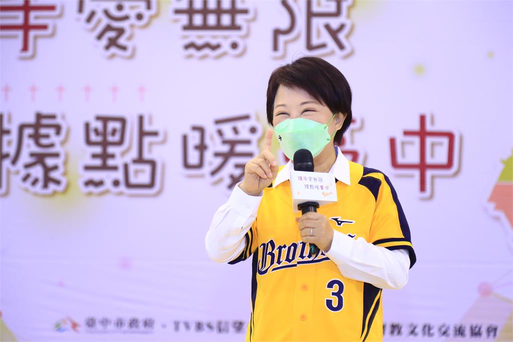 台中市長盧秀燕從台灣大賽開打後，每天都穿著中信兄弟球衣跑行程。圖／台中市政府提供