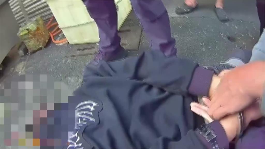 嘉義男持刀搶銀樓4兩金鍊 騎車落跑被警民合作圍捕