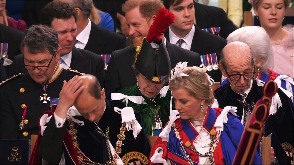 哈利王子坐在第三排，遠離王室核心。圖／美聯社、路透社