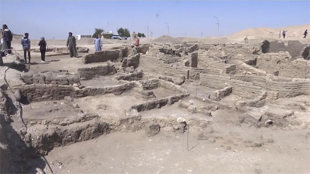 考古學家在埃及古都勒克索附近的沙漠，發現一座「失落的黃金城」。圖／翻攝自AP Direct