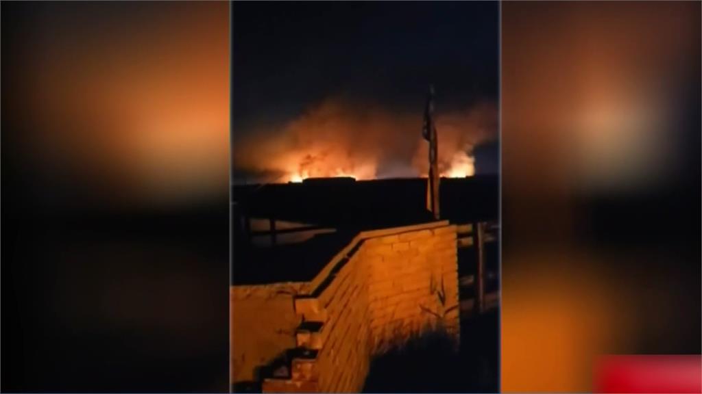 暗夜中，遠處地平線冒出多處巨大火光，伊拉克傳出爆炸。圖／美聯社、路透社、CNN