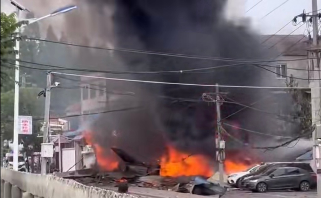 共機殲-7墜機衝撞民宅，現場起火冒出大量濃煙。圖／翻攝自微博