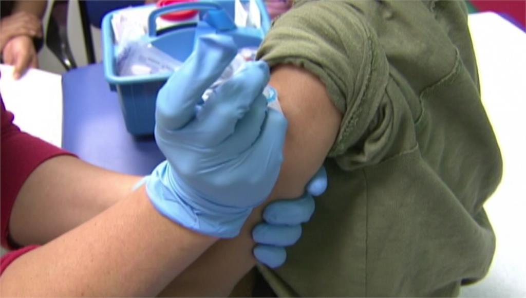 美國擬允許5歲以下兒童接種莫德納疫苗。圖／翻攝自AP Direct