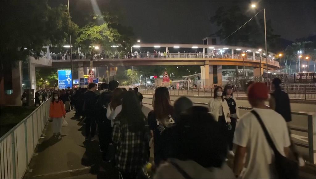 宏福苑大火 港市民獻花悼念「排隊人龍2公里」